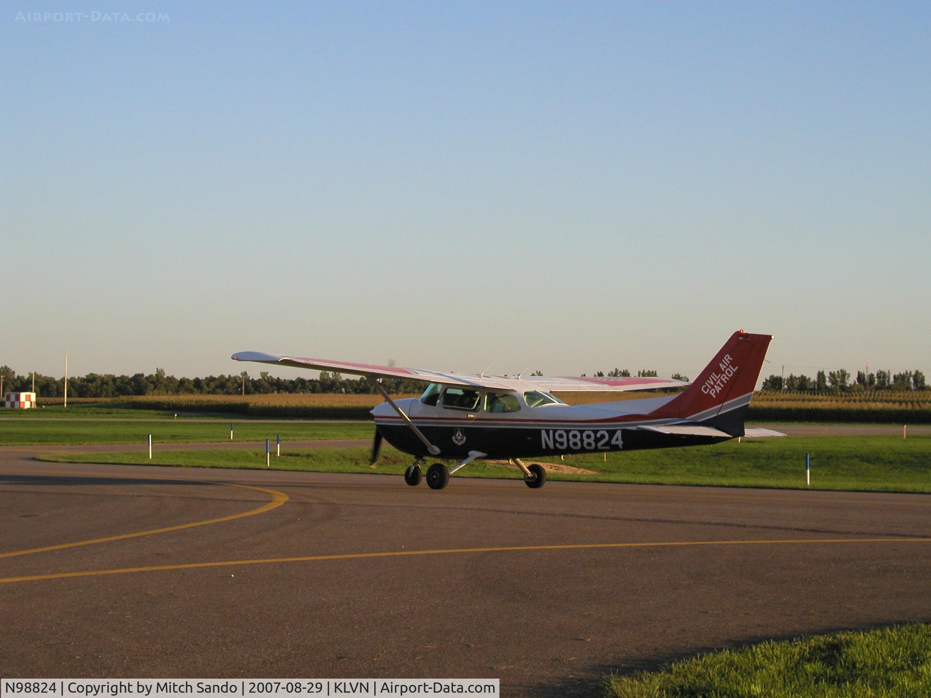 N98824, 1985 Cessna 172P C/N 17276363, Taxiing to Runway 30.