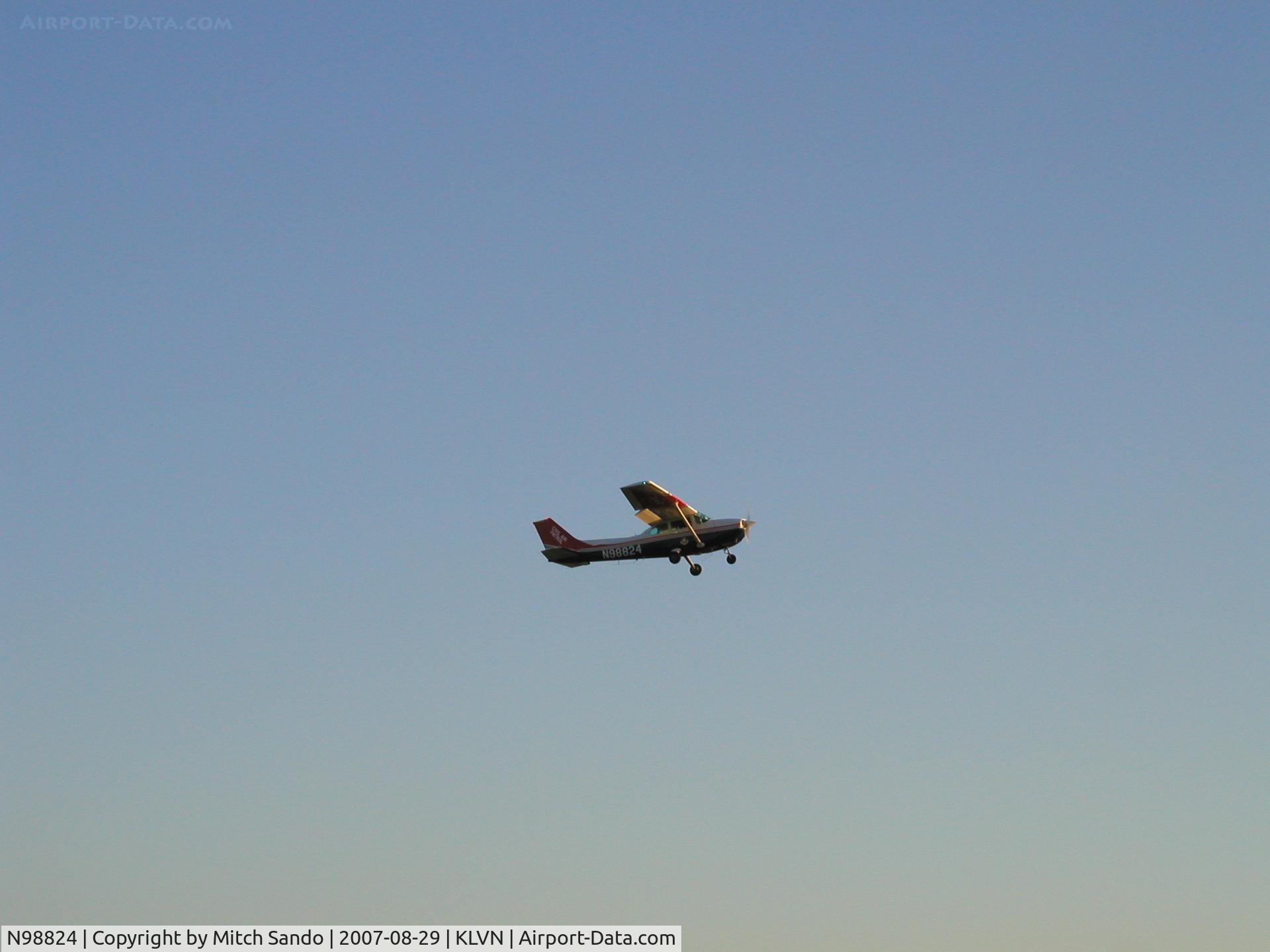 N98824, 1985 Cessna 172P C/N 17276363, Departing Runway 30.