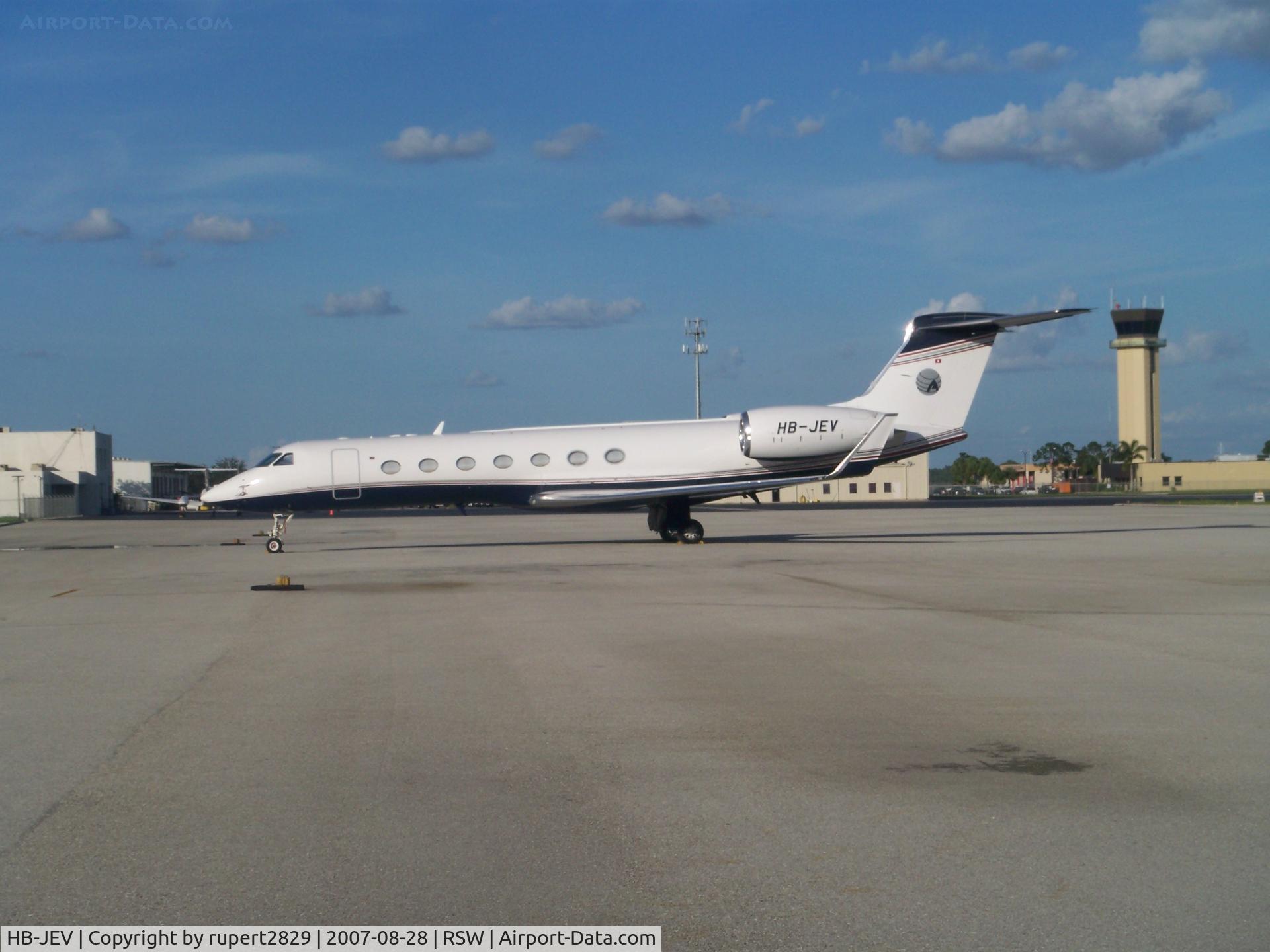 HB-JEV, 2004 Gulfstream Aerospace GV-SP (G550) C/N 5040, Late Afternoom in front of General Aviation Hangar