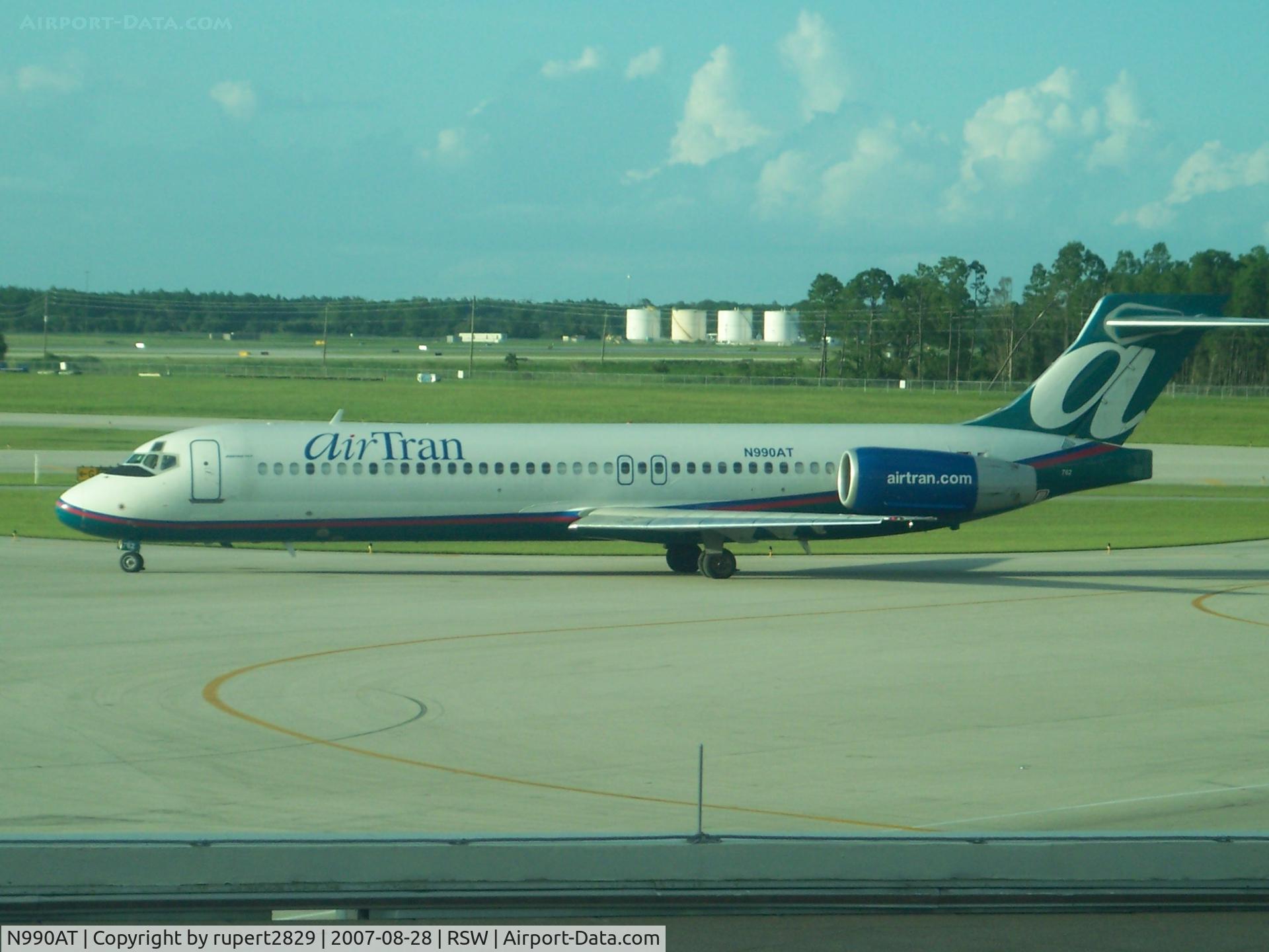 N990AT, 2001 Boeing 717-200 C/N 55134, Taxi form gate late afternoon