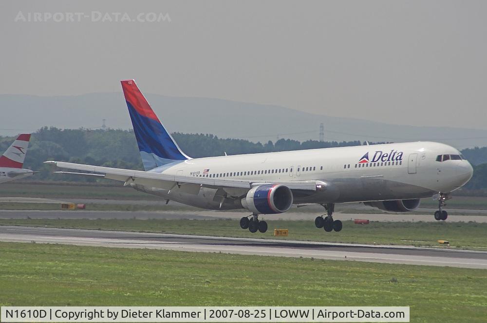 N1610D, 2000 Boeing 767-332 C/N 30594, Delta Boeing 767 touch down RWY 34