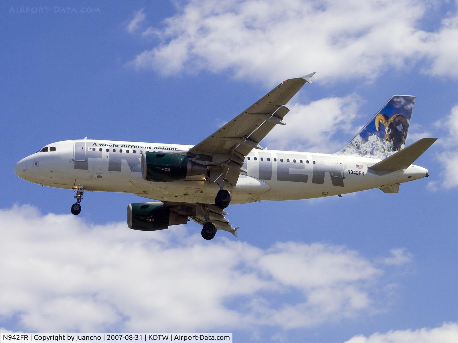 N942FR, 2005 Airbus A319-111 C/N 2497, Landing on 4L