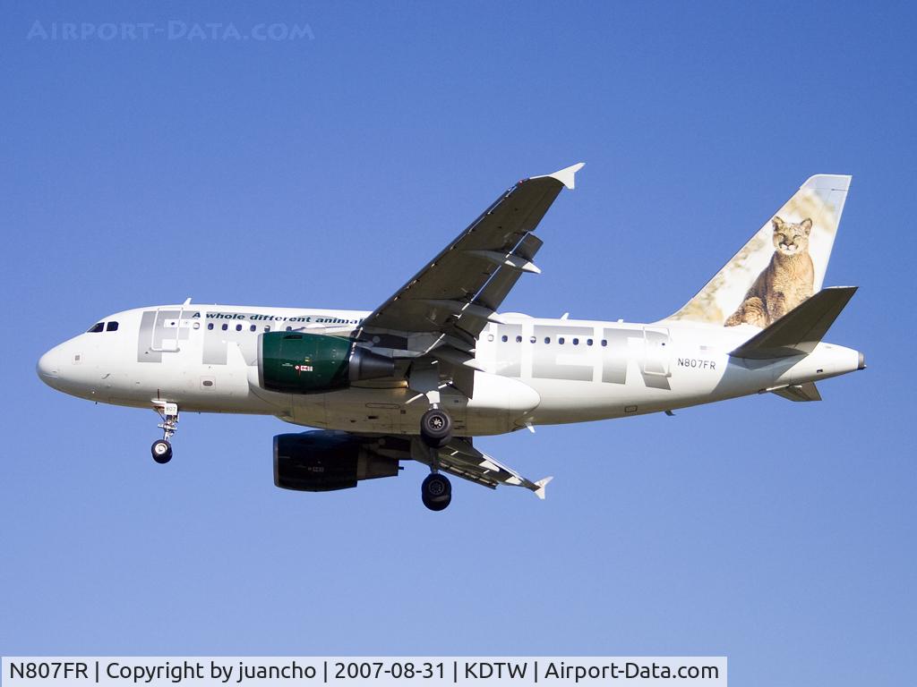N807FR, 2004 Airbus A318-111 C/N 2276, Landing 4L