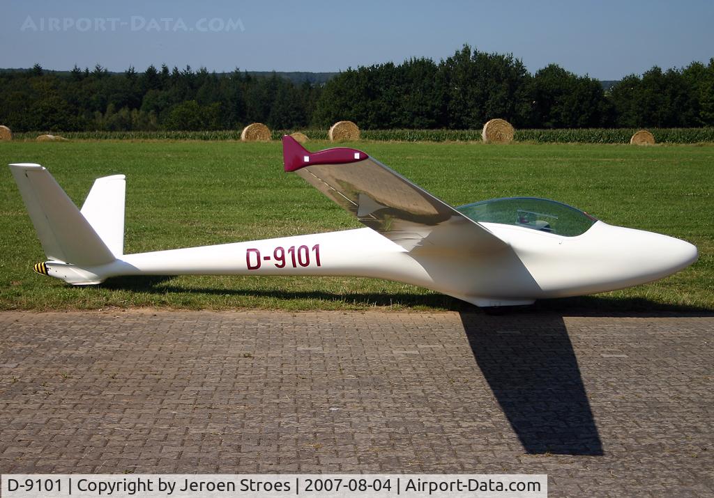D-9101, Start & Flug H101 Salto C/N 71, Frank & Walderberger, 25 built, acrobatic glider. Picture made in Useldange, Luxembourg