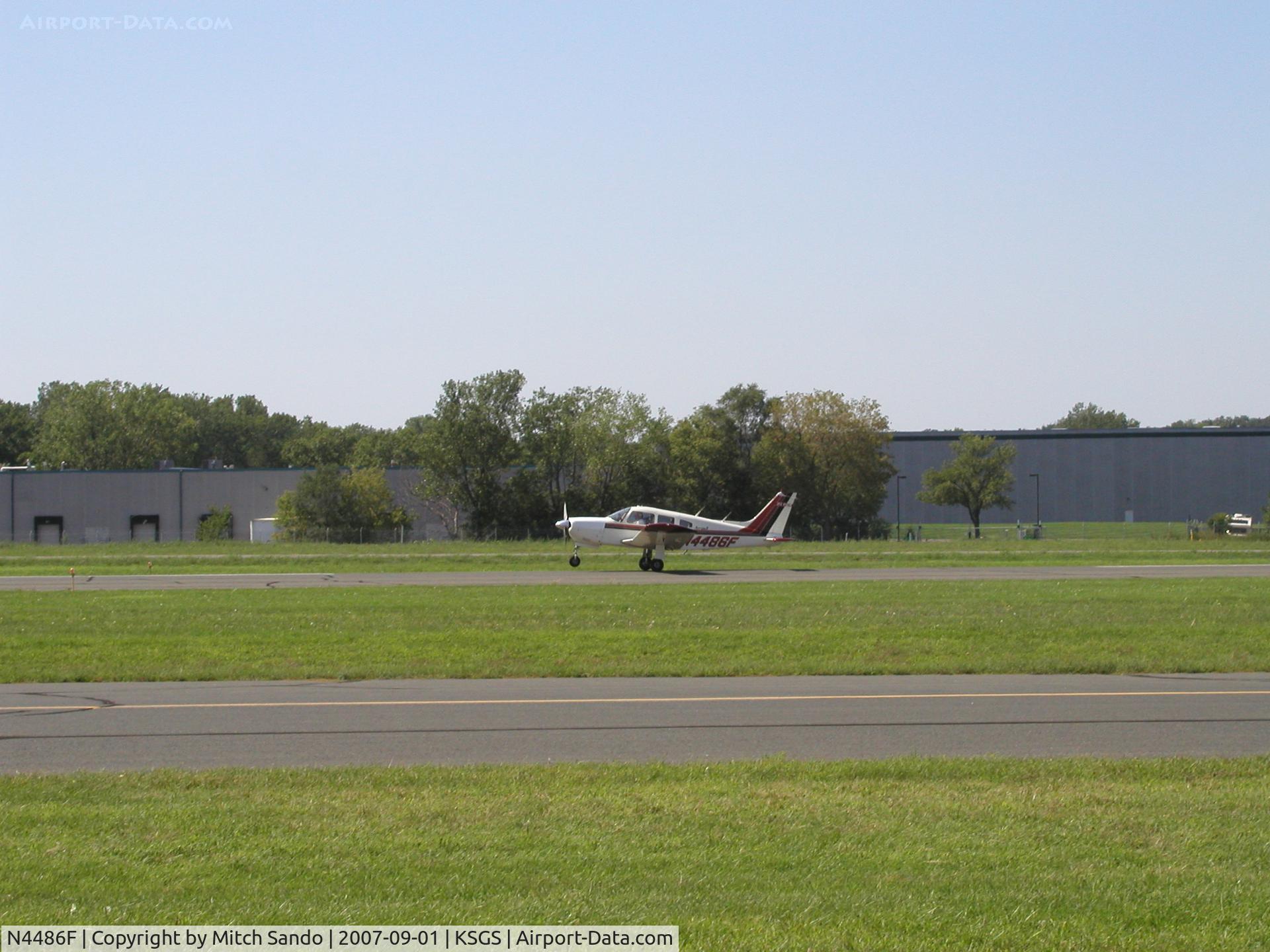 N4486F, 1976 Piper PA-28R-200 C/N 28R-7635411, Taking off Runway 16.