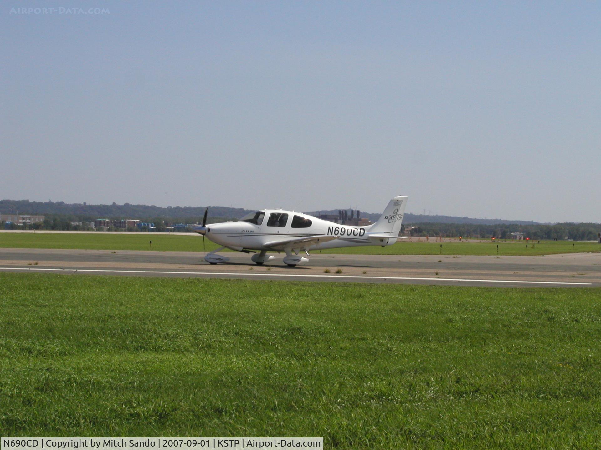 N690CD, 2005 Cirrus SR20 C/N 1595, Taxiing to Runway 14.