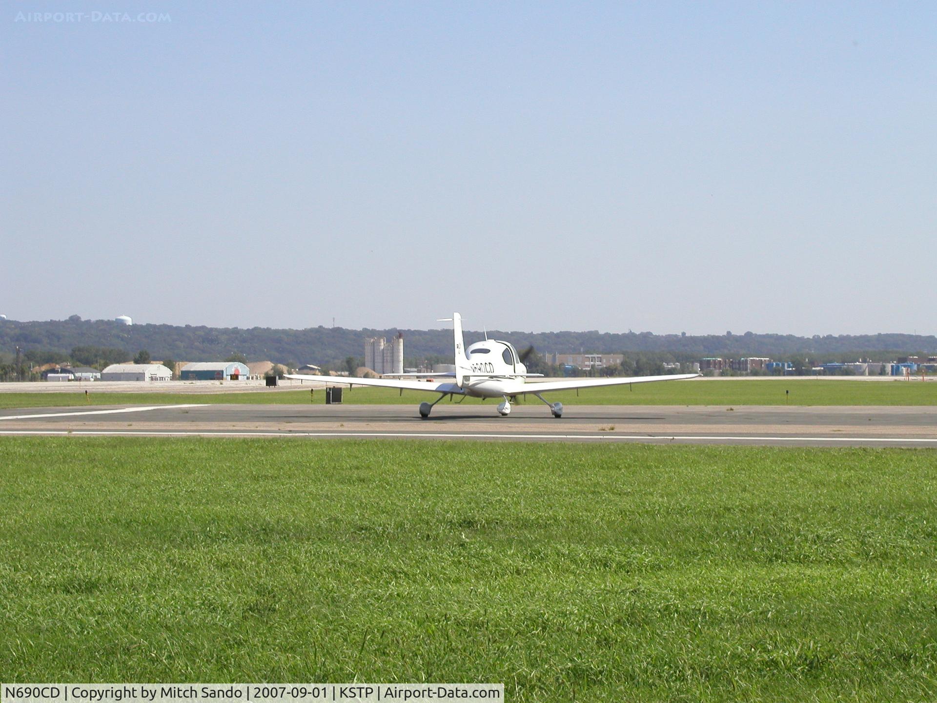 N690CD, 2005 Cirrus SR20 C/N 1595, Running up the engine.