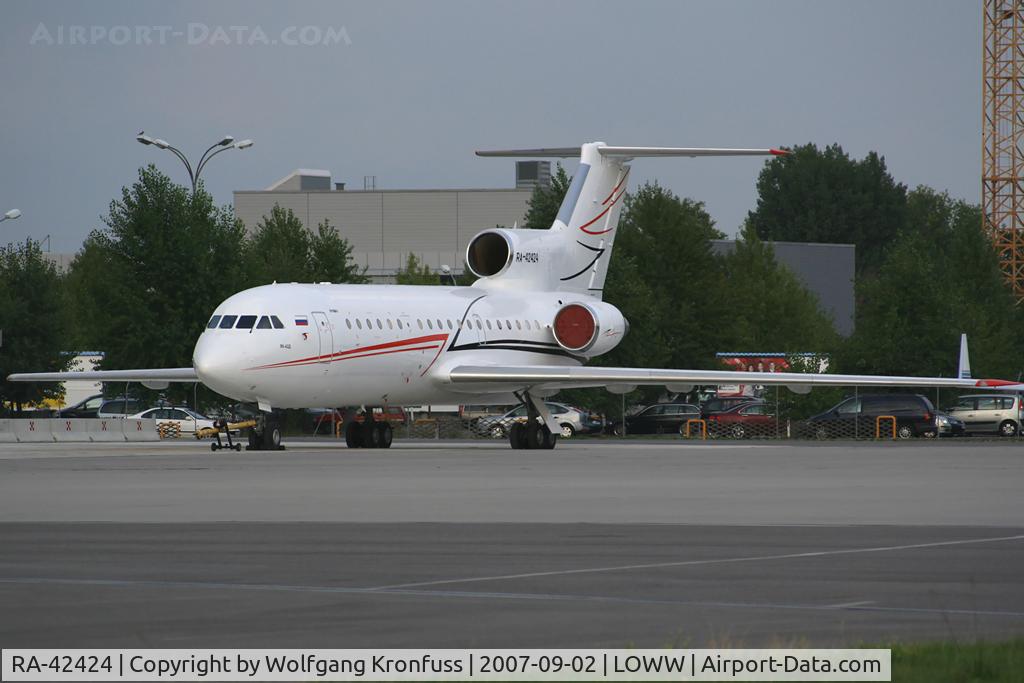 RA-42424, 1992 Yakovlev Yak-42D C/N 4520421502016, Lukoil @ VIE's GAC