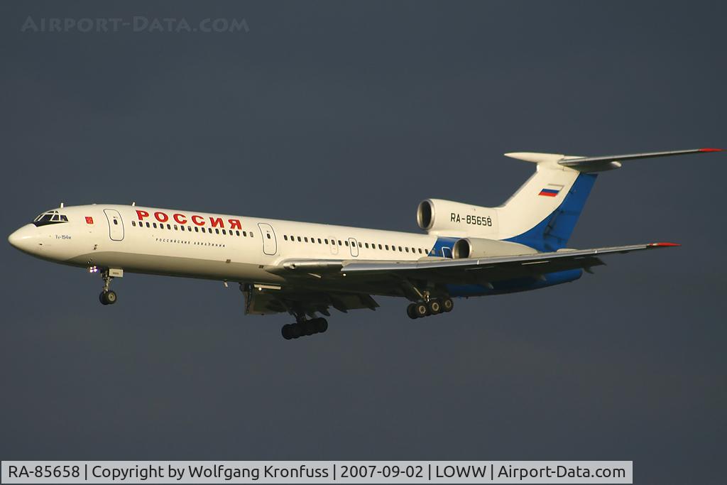 RA-85658, 1989 Tupolev Tu-154M C/N 89A808, I love this evening light!
