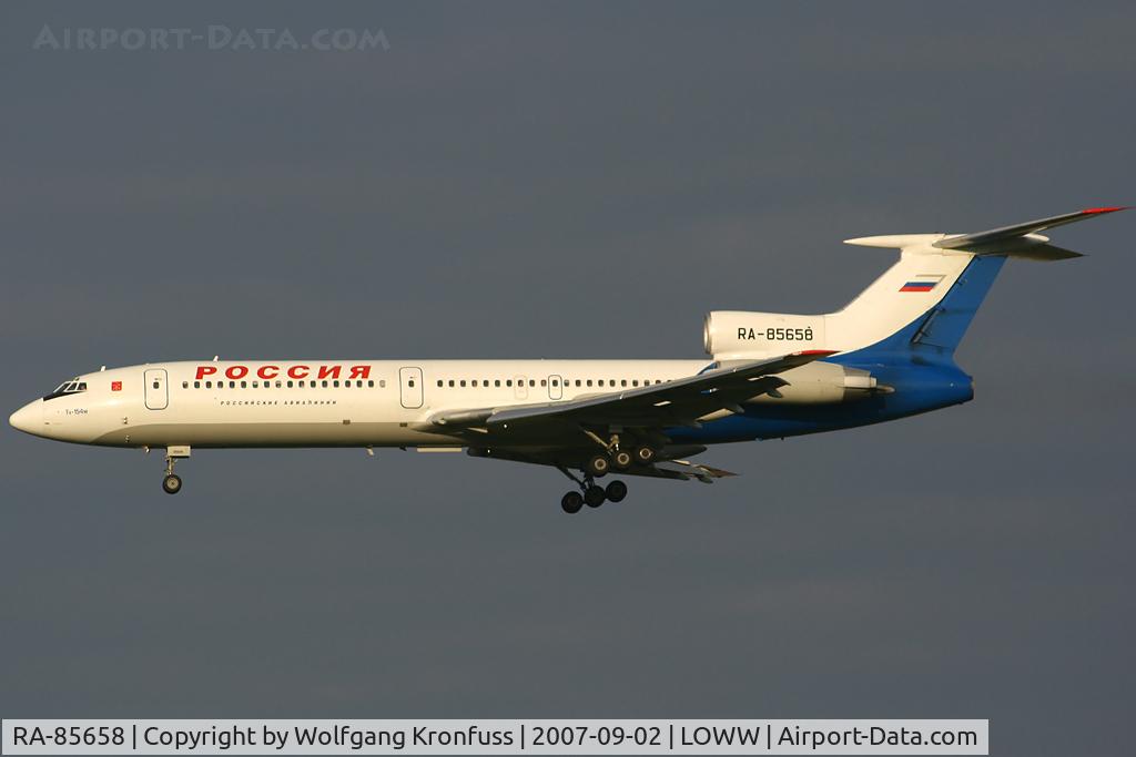 RA-85658, 1989 Tupolev Tu-154M C/N 89A808, Russian Tri-Jet beautifully illuminated