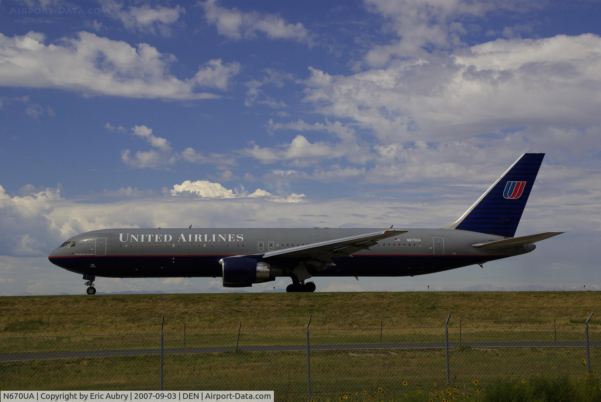 N670UA, 1999 Boeing 767-322 C/N 29240, United 767-322