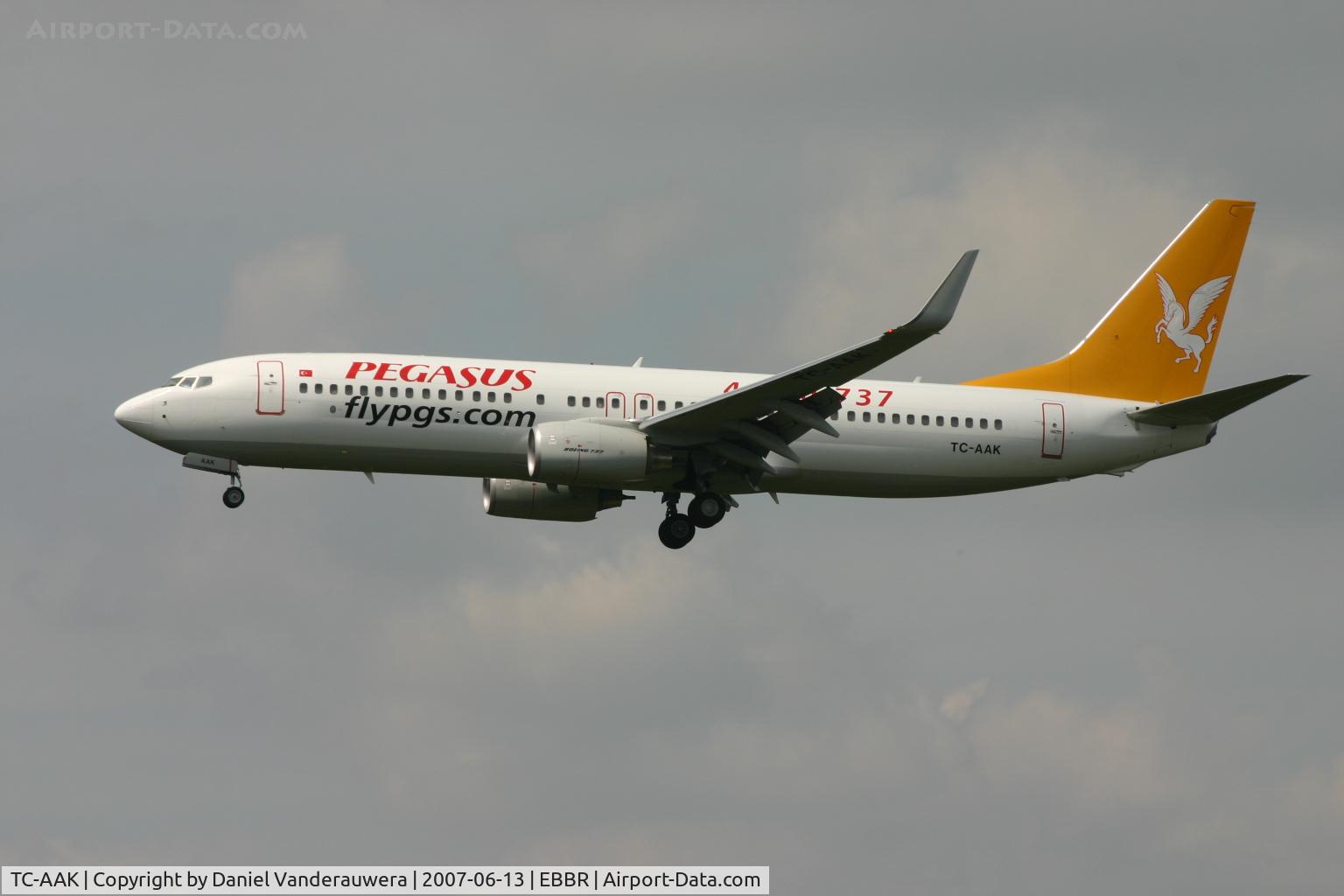 TC-AAK, 2007 Boeing 737-8FH C/N 35094/2195, arrival of flight PGT5261 to rwy 25L