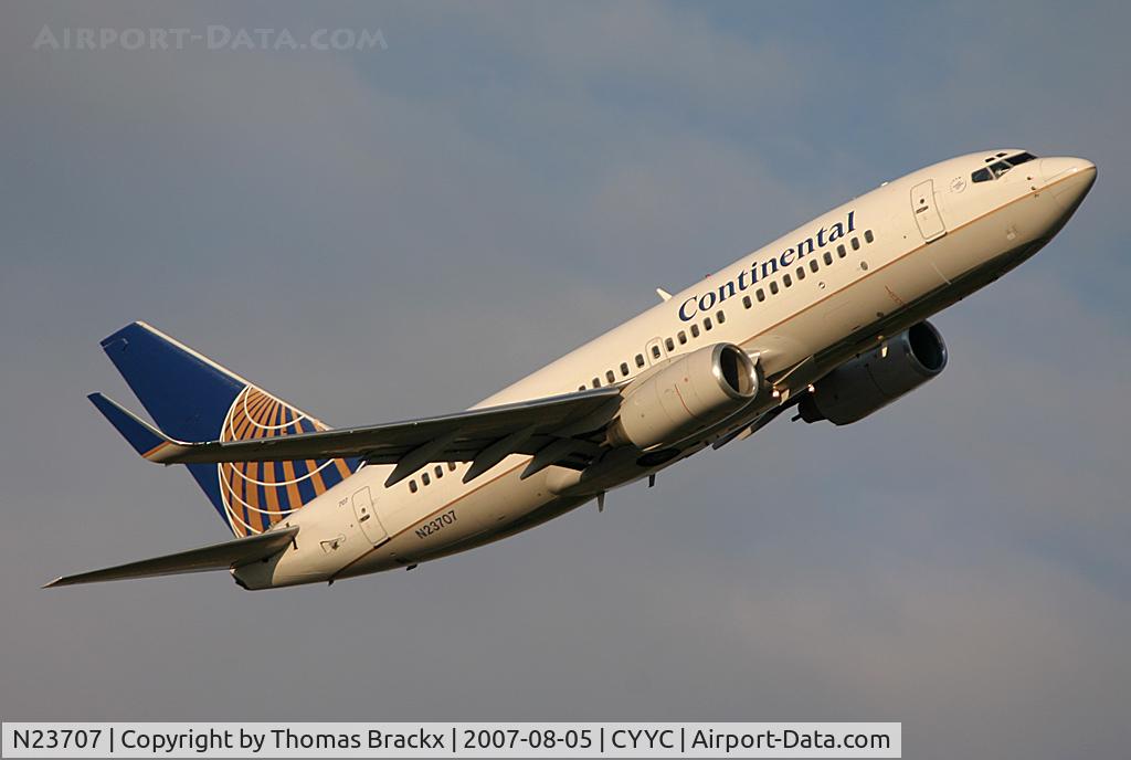 N23707, 1998 Boeing 737-724 C/N 28768, Banking away