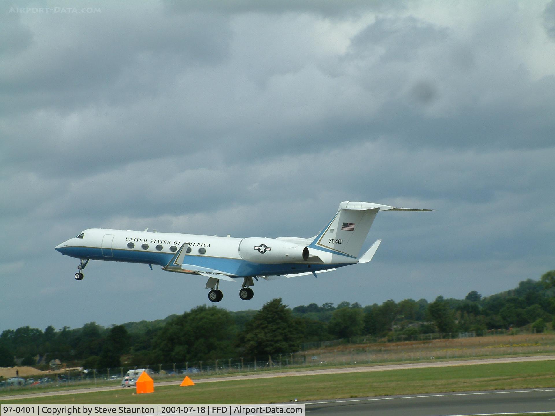 97-0401, 1997 Gulfstream Aerospace C-37A (Gulfstream V) C/N 542, Royal International Air Tattoo 2004