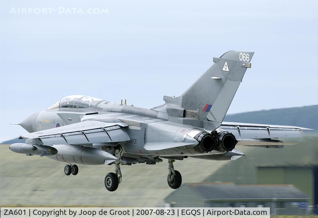 ZA601, 1982 Panavia Tornado GR.4 C/N 124/BS040/3065, Athough wearing 2 Sq badges this Tornado flies with local 617 Sq.