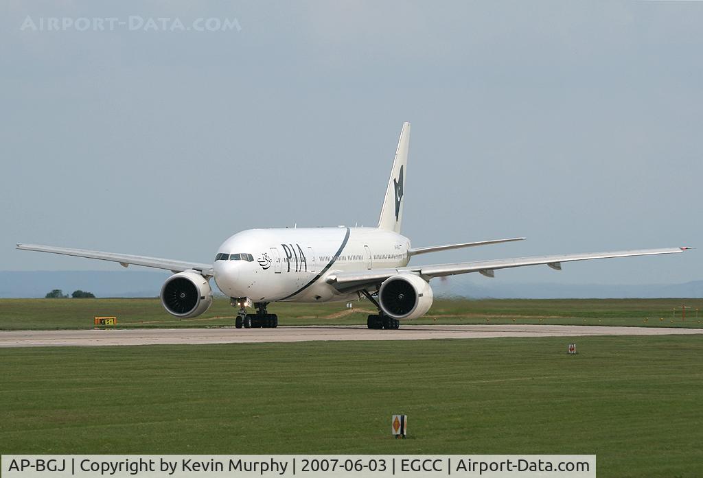 AP-BGJ, 2003 Boeing 777-240/ER C/N 33775, A PIA 777 at the threshold