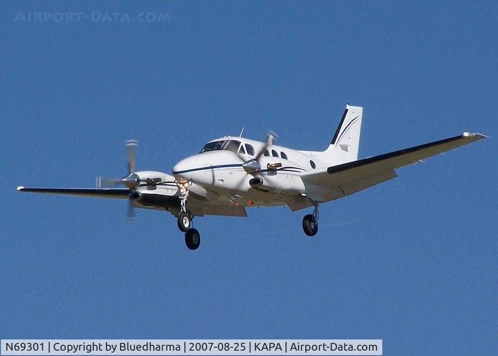 N69301, 1984 Beech C90 King Air C/N LJ-1079, Landing 17L