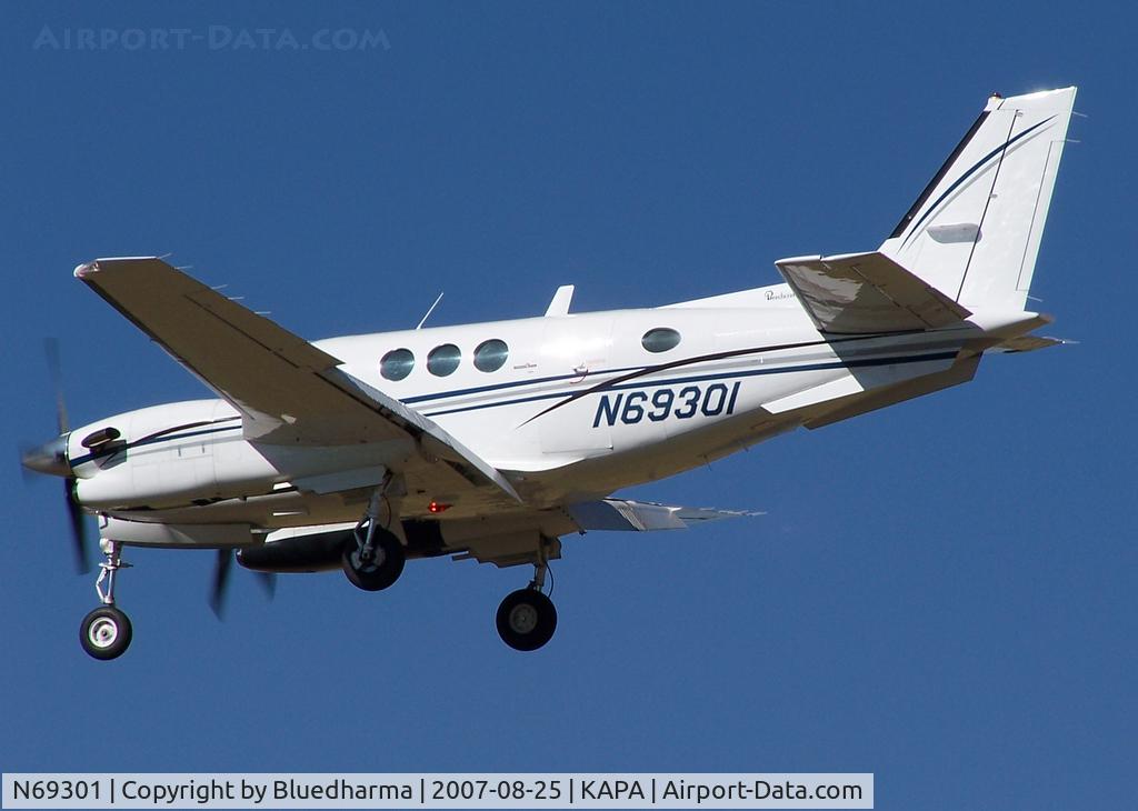 N69301, 1984 Beech C90 King Air C/N LJ-1079, Landing 17L