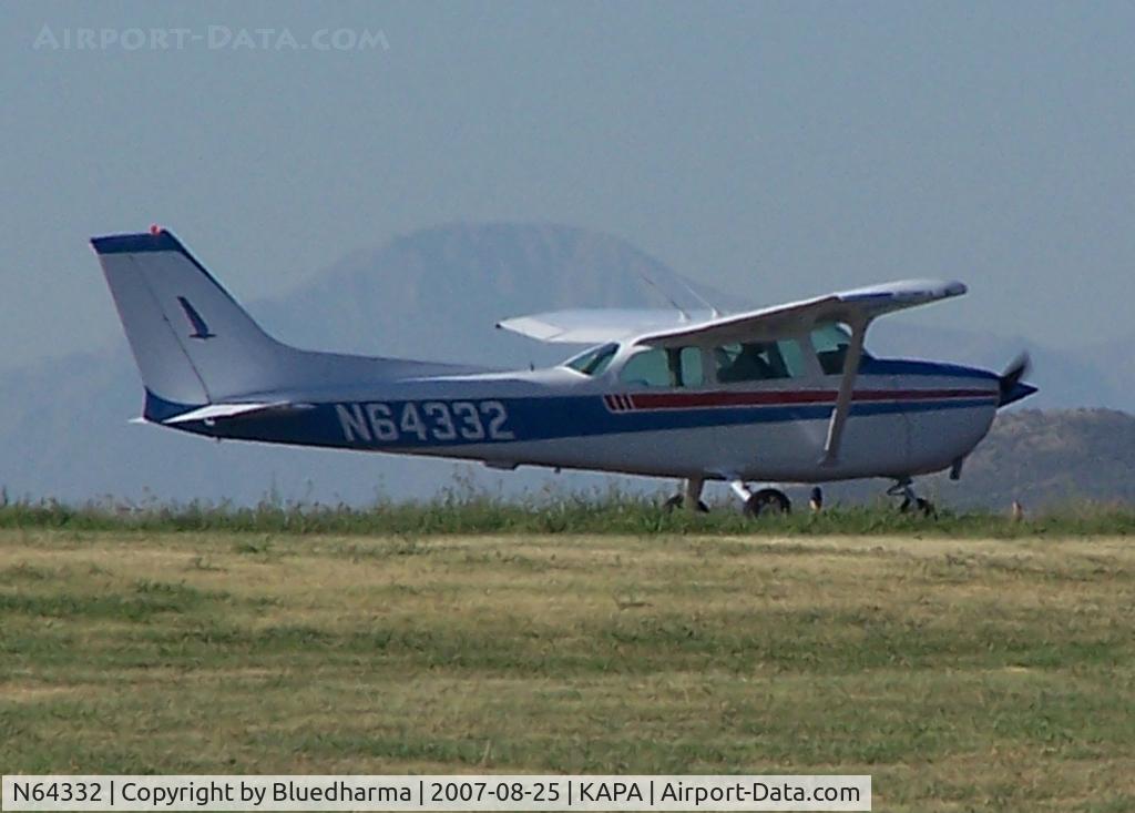 N64332, 1975 Cessna 172M C/N 17265172, Prep for takeoff, with Pikes Peak in the background.