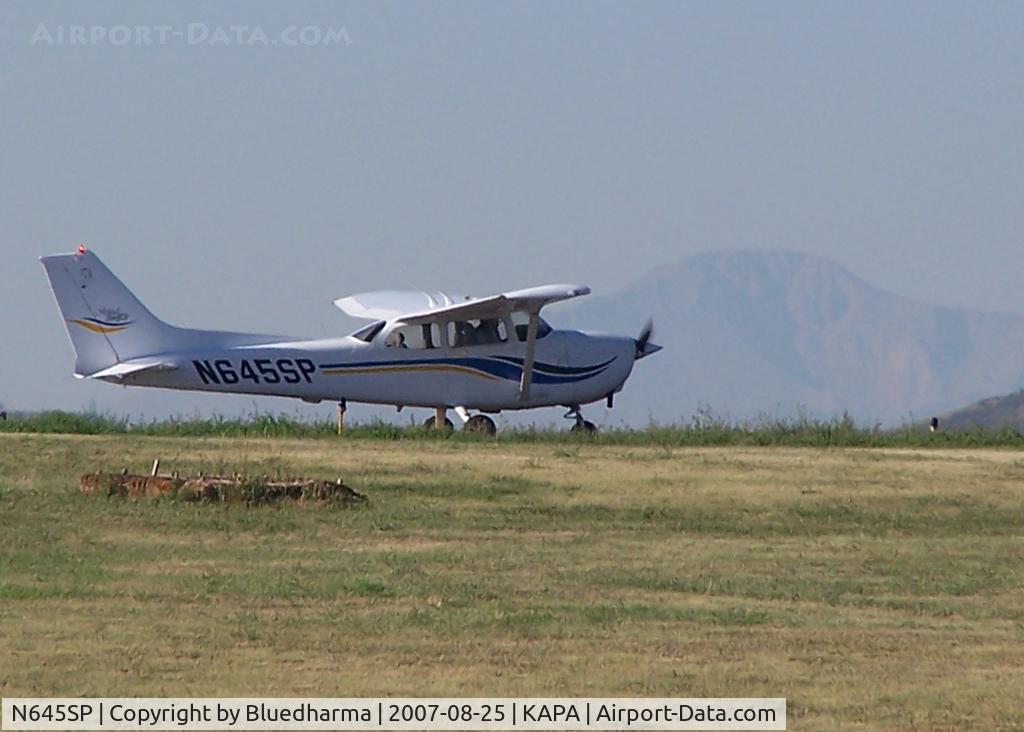 N645SP, 1998 Cessna 172S C/N 172S8052, Prep for takeoff, Pikes Peak in the background
