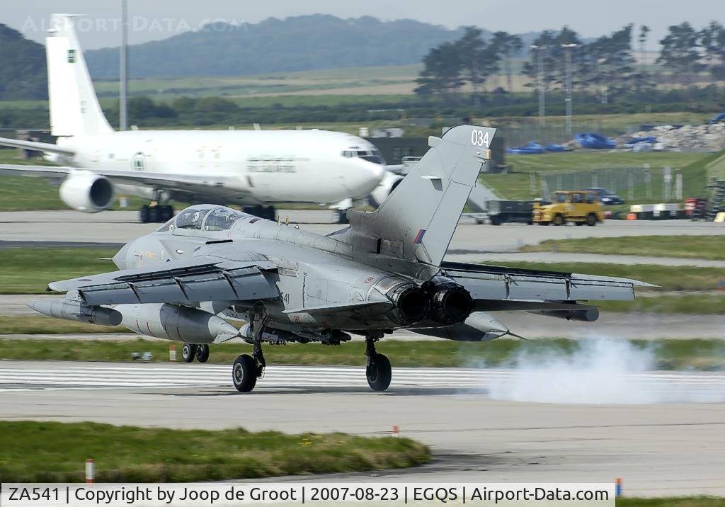 ZA541, 1981 Panavia Tornado GR.4 C/N 048/BT014/3025, Touch down