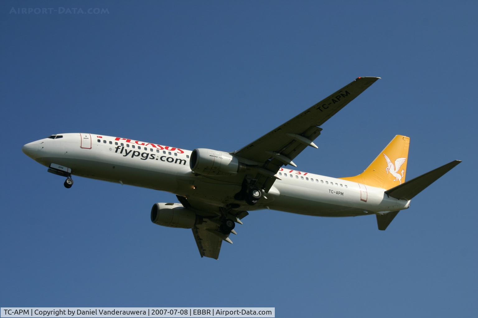 TC-APM, 1998 Boeing 737-809 C/N 28403, flight PGT273 is descending to rwy 25R