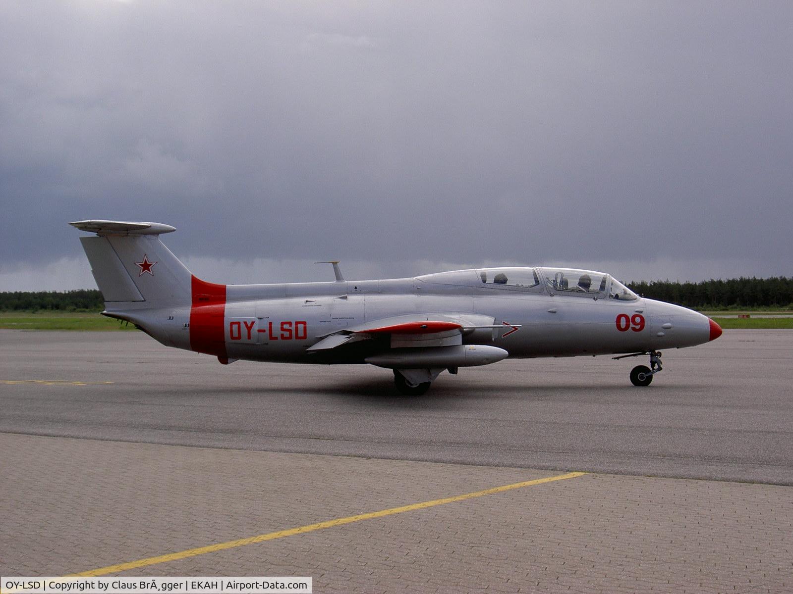 OY-LSD, 1973 Aero L-29 C/N 394952, Taxi