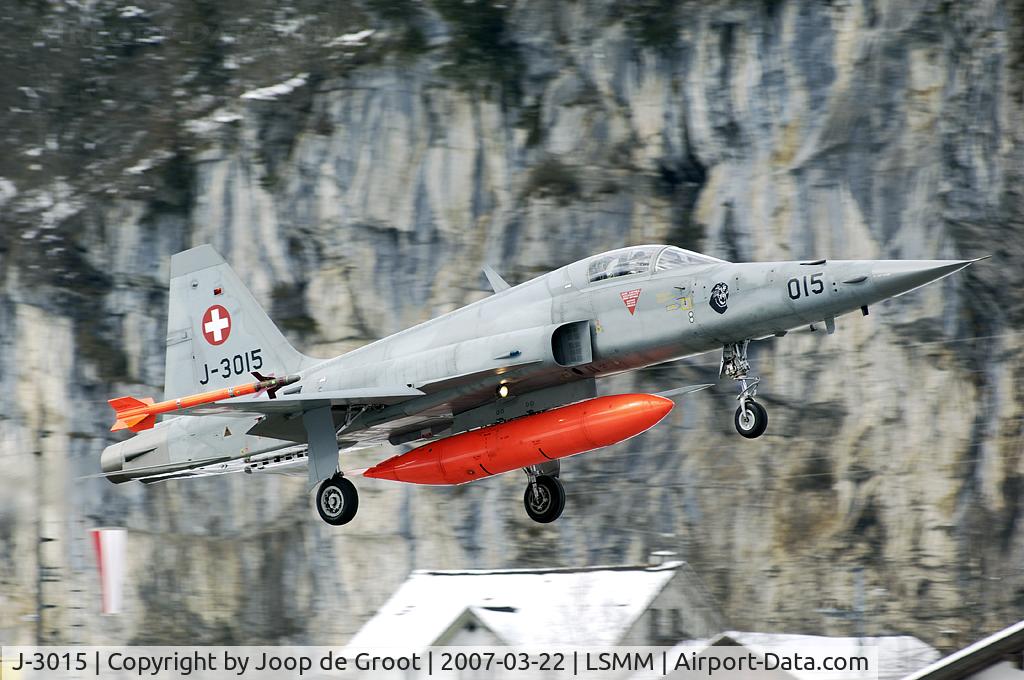 J-3015, Northrop F-5E Tiger II C/N L.1015, Landing in the winter wonderland at Meiringen AB.