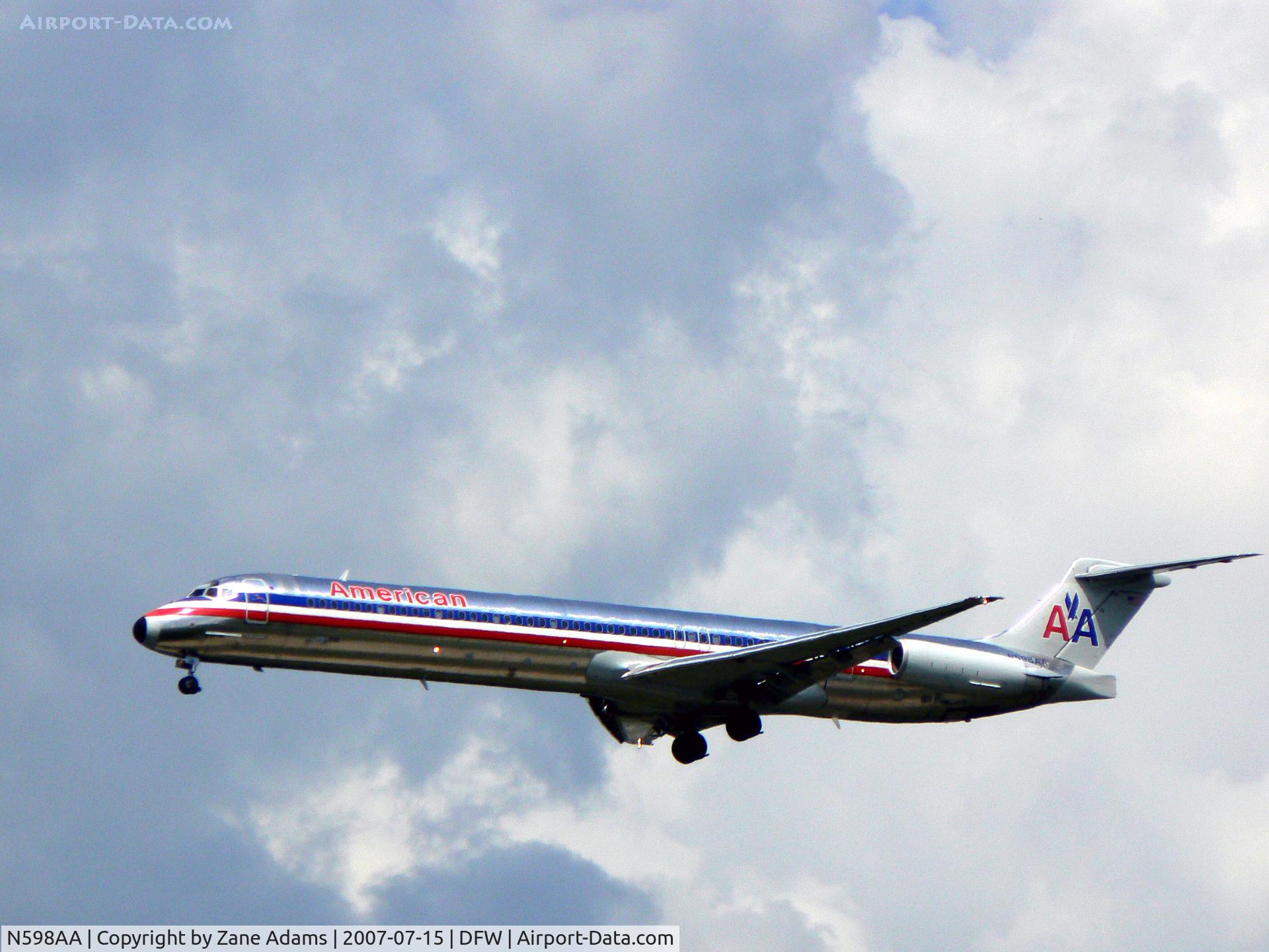 N598AA, 1992 McDonnell Douglas MD-83 (DC-9-83) C/N 53288, Landing DFW