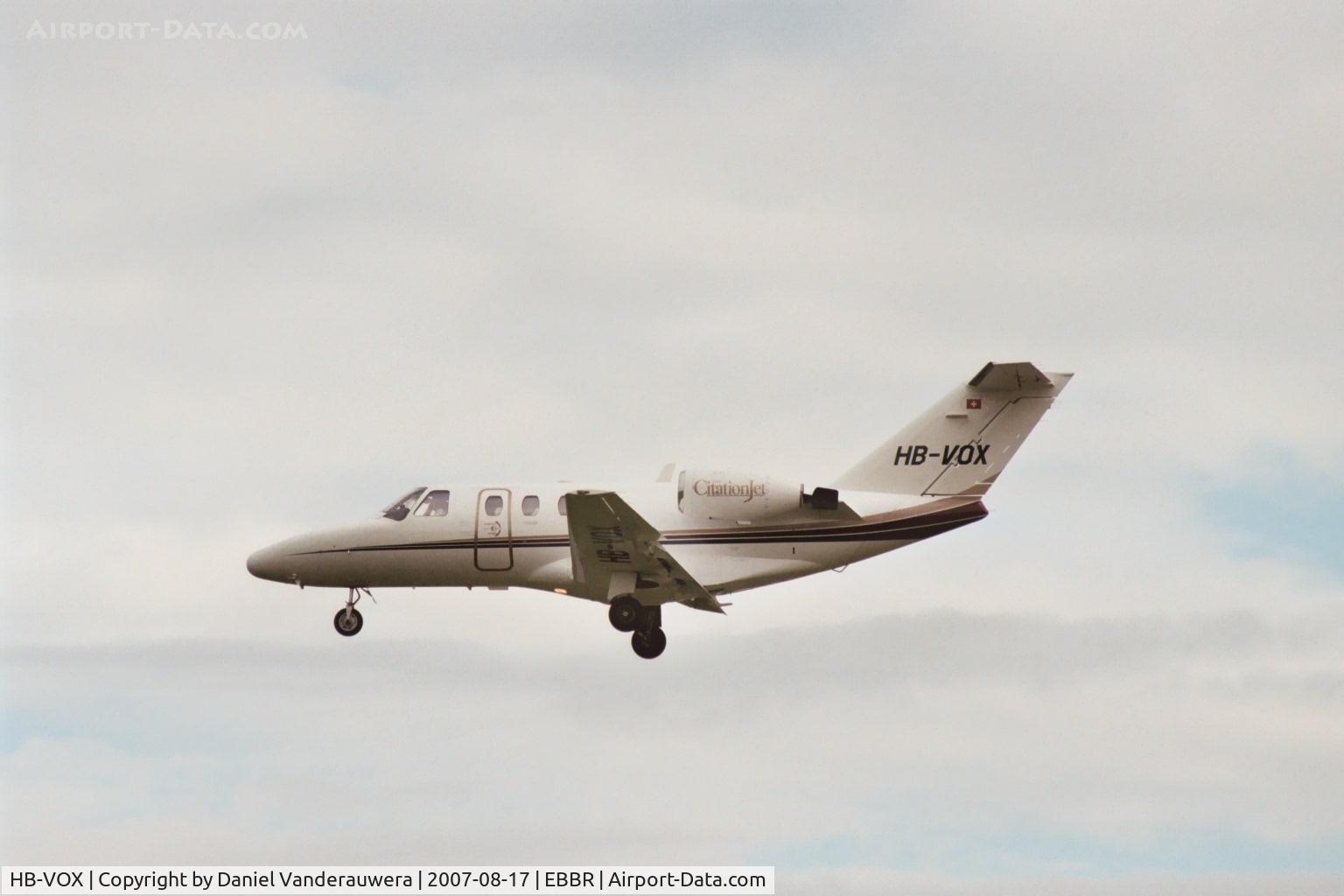 HB-VOX, 1997 Cessna 525 CitationJet C/N 525-0193, descending to rwy 25L