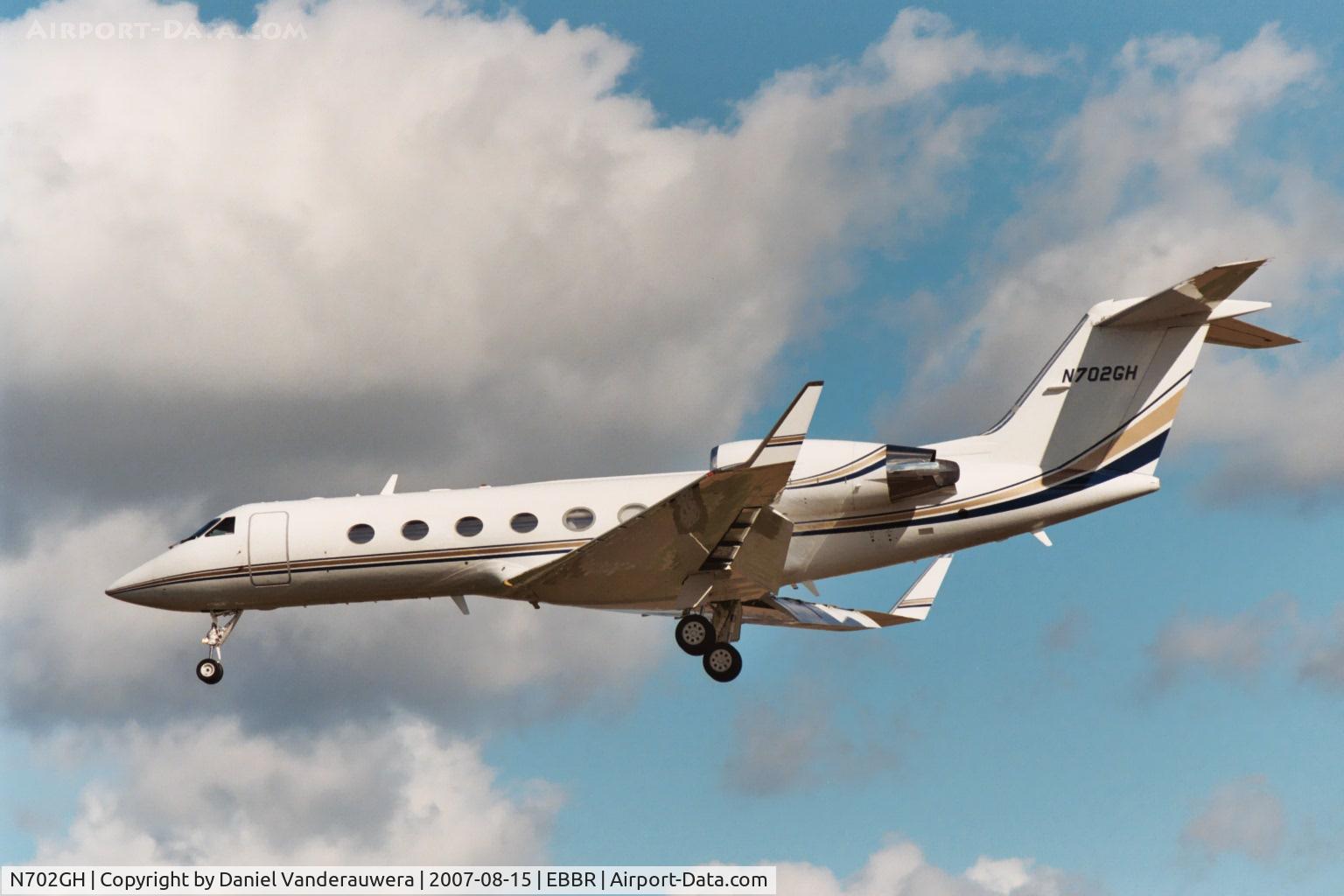 N702GH, 2002 Gulfstream Aerospace G-IV C/N 1497, descending to rwy 25L