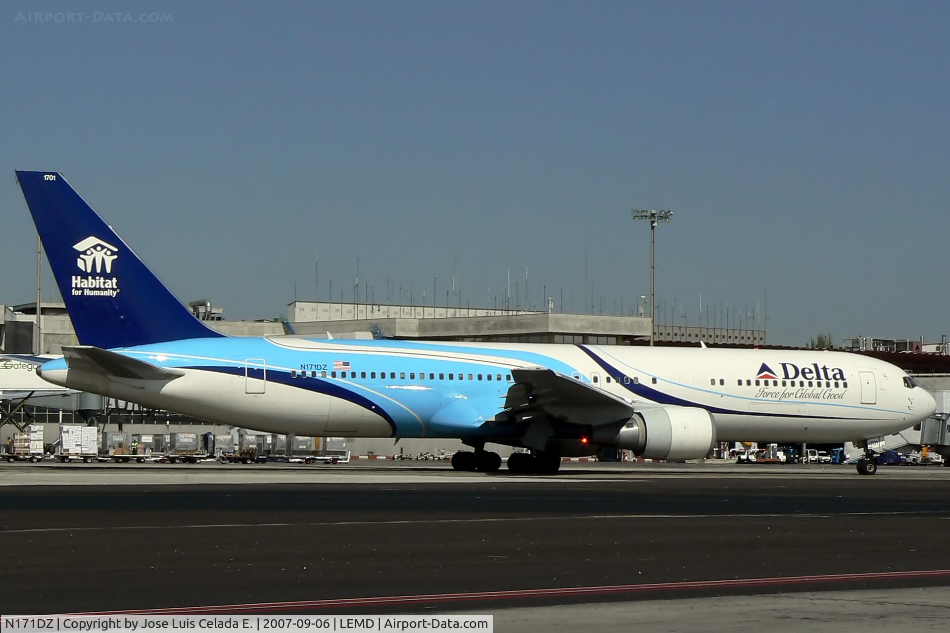 N171DZ, 1998 Boeing 767-332 C/N 29690, Delta Airlines special livery.