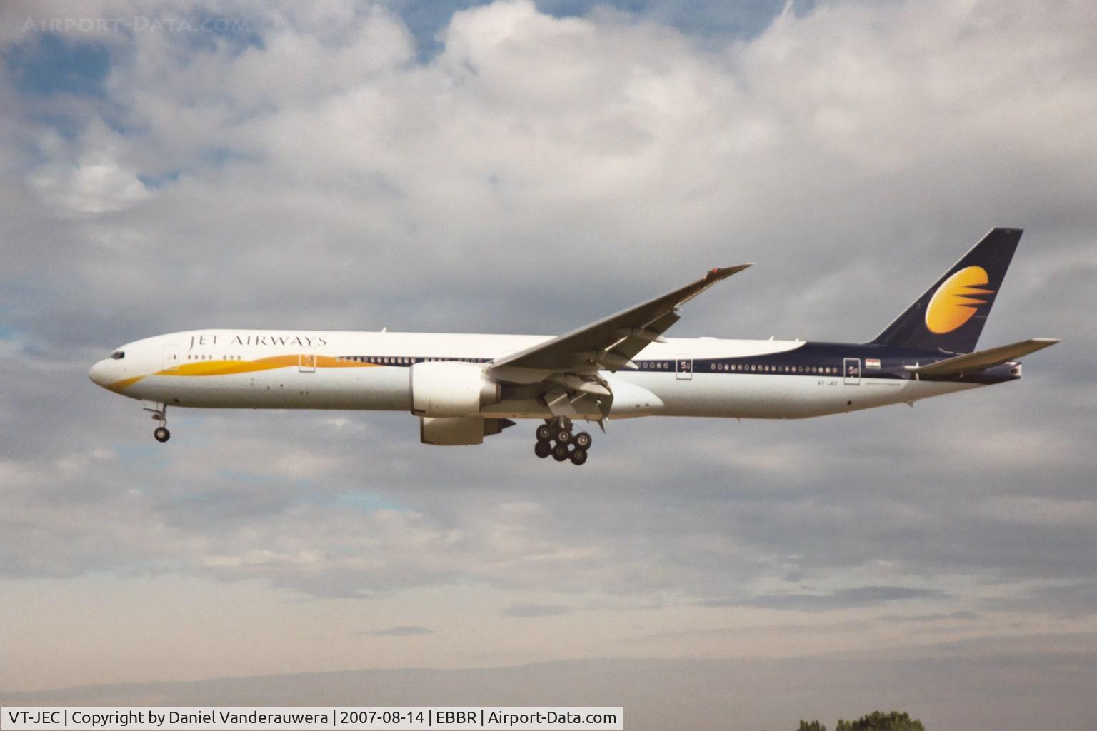VT-JEC, 2007 Boeing 777-35R/ER C/N 35159, arrival of flight 9W227 to rwy 25L