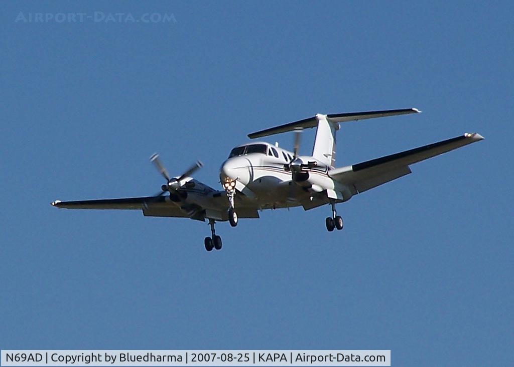 N69AD, 1981 Beech F90 King Air C/N LA-143, Landing 17L