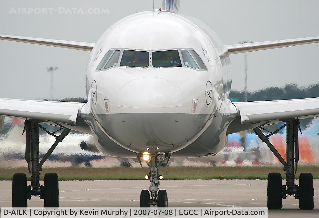 D-AILK, 1997 Airbus A319-114 C/N 679, Face on with a Lufthansa Airbus