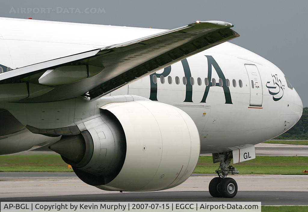 AP-BGL, 2004 Boeing 777-240/ER C/N 33777, PIA 777 close up