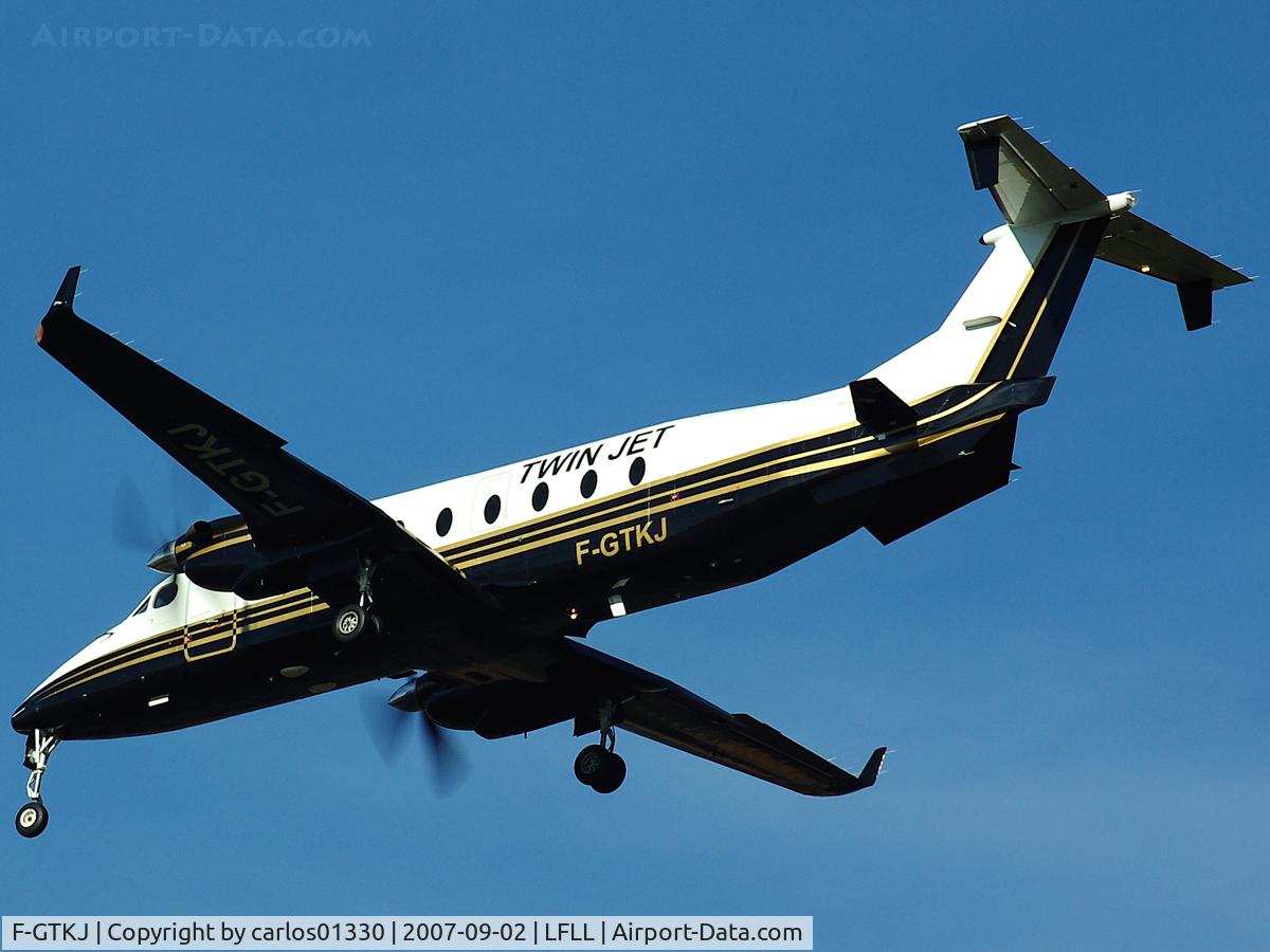 F-GTKJ, 1998 Beech 1900D C/N UE-348, New livery for F-GTKJ