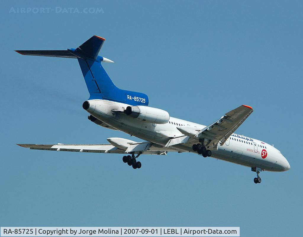 RA-85725, 1992 Tupolev Tu-154M C/N 92A907, On short final RWY 07L.