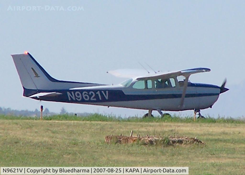 N9621V, 1974 Cessna 172M C/N 17264401, Standby for takeoff 17L