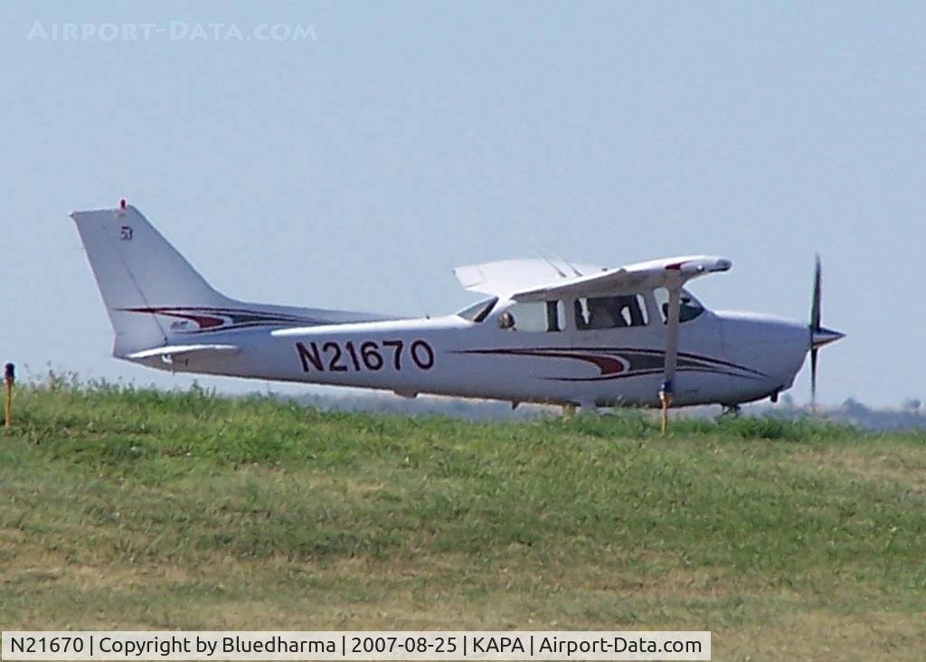 N21670, 2004 Cessna 172S C/N 172S9709, Taxi to takeoff