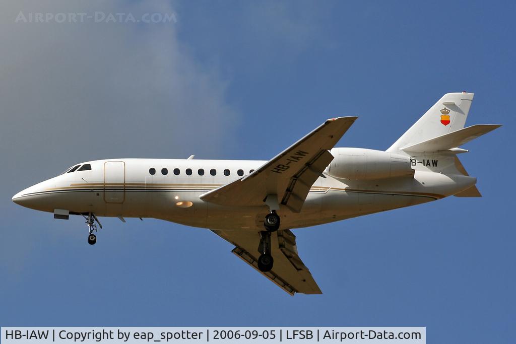 HB-IAW, 1996 Dassault Falcon 2000 C/N 16, landing on rwy 16