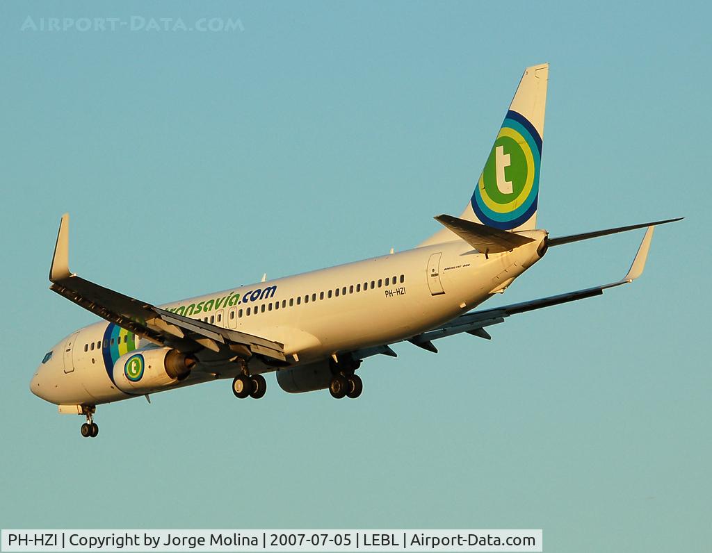 PH-HZI, 2000 Boeing 737-8K2 C/N 28380, Coming to LEBL on sunset.