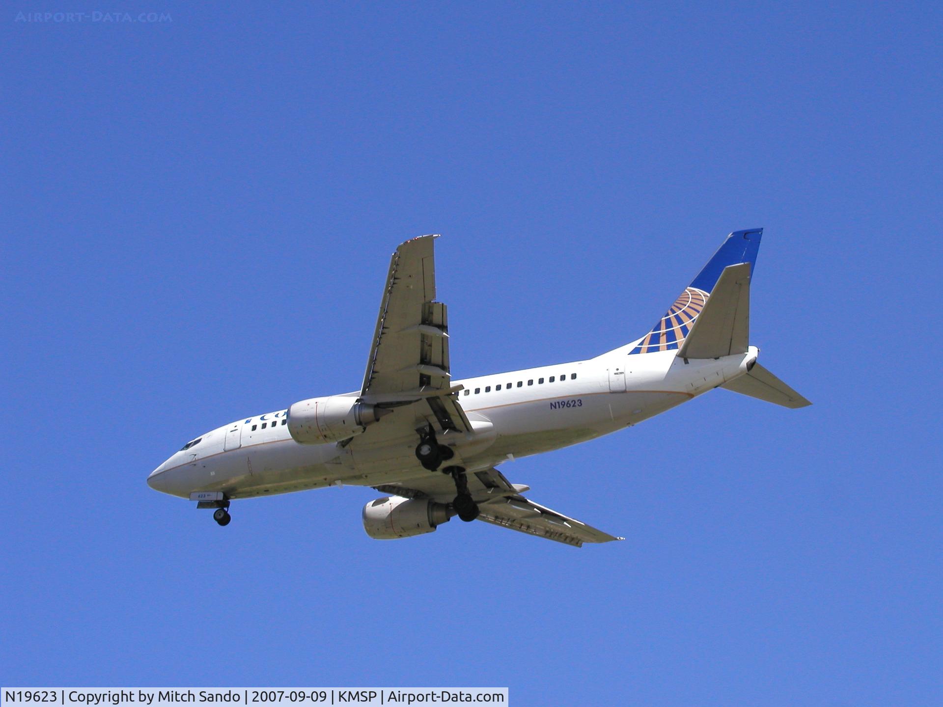 N19623, 1995 Boeing 737-524 C/N 27527, COA1816 landing Runway 35 from Houston-Intercontinental (IAH).
