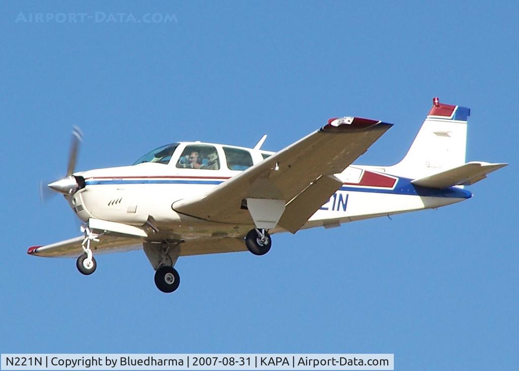 N221N, 1981 Beech A36 Bonanza 36 C/N E-1892, Landing at 17L