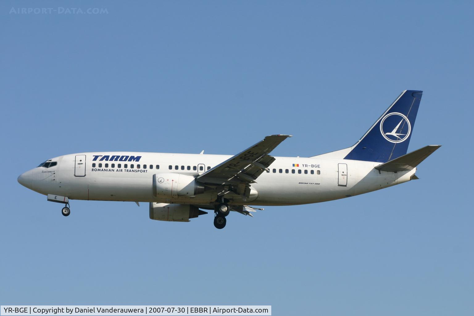 YR-BGE, 1994 Boeing 737-38J C/N 27395/2671, arrival of flight RO371 to rwy 25L