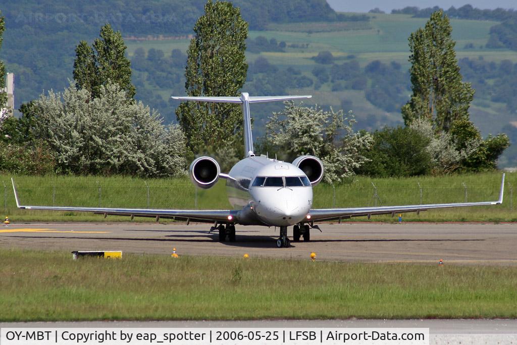 OY-MBT, 2002 Canadair CRJ-200 (CL-600-2B19) C/N 7617, at holdingpoint 
