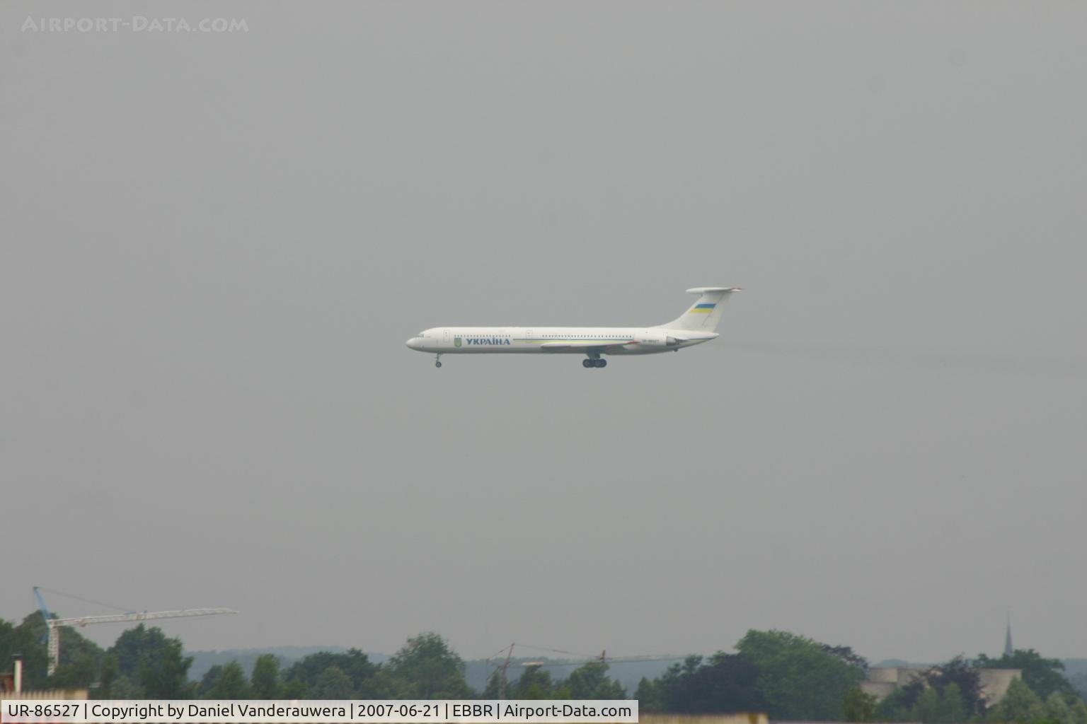 UR-86527, 1980 Ilyushin Il-62M C/N 4037758, landing on rwy 25R while most spotters are watching rwy 25L