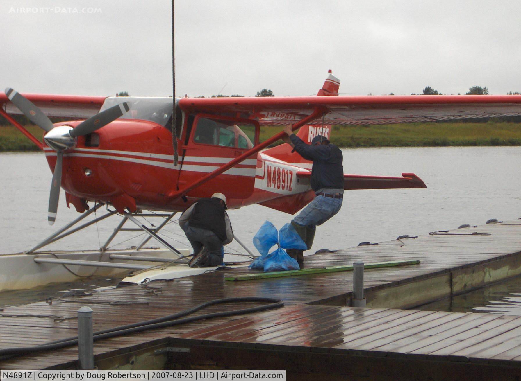 N4891Z, 1980 Cessna U206G Stationair C/N U20606044, 1980 Cessna U206G STATIONAIR, Continental IO-520-F 300/285 Hp, of Rust Air, tying up to dock after taxi coast-in