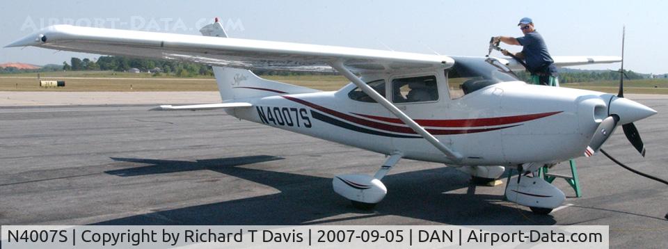 N4007S, 2000 Cessna 182S Skylane C/N 18280682,  Guy fuels up this 2000 Cessna 182S in Danville Va.