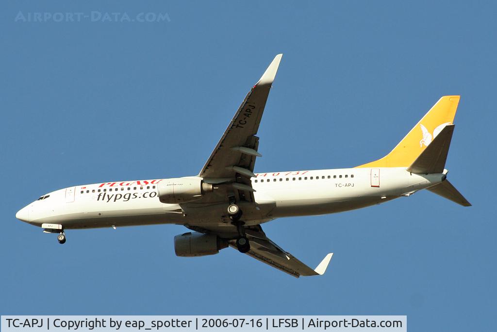 TC-APJ, 2002 Boeing 737-86N C/N 32735, on final rwy 34